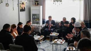 Bakan Tun�'tan, b��aklanarak �ld�r�len Atlas �a�layan'�n ailesine ziyaret