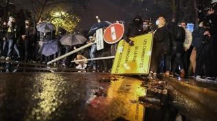 Frans�z polisinden protestoculara �iddet: G�r�nt�ler y�llar sonra ortaya ��kt�