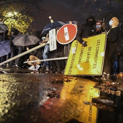 Frans�z polisinden protestoculara �iddet: G�r�nt�ler y�llar sonra ortaya ��kt�