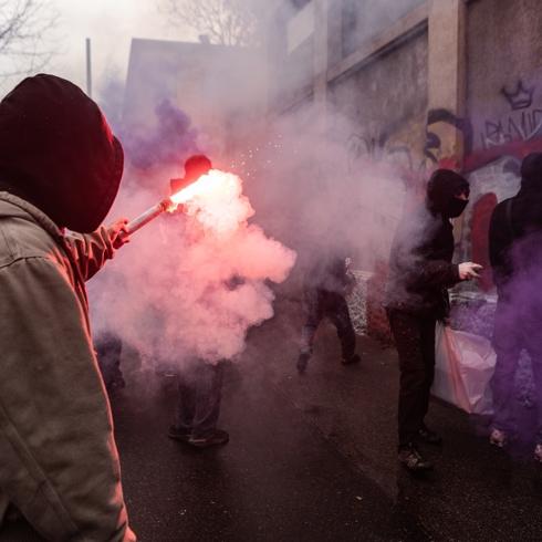 ABD'nin Minneapolis'te a��r� sa�c� gruptan ICE kar��t� g�stericilere 'Hitler' selam�