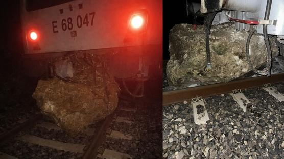 Bal�kesir korkutan kaza... D��en kaya treni raydan ��kard�