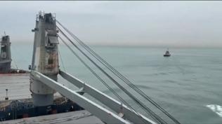 Sar�yer a��klar�nda karaya oturan kargo gemisi kurtar�ld�