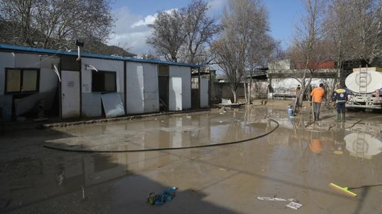 Suriye'de sa�anak ya��� sele d�nd�... �dlib'te hastaneyi su bast�