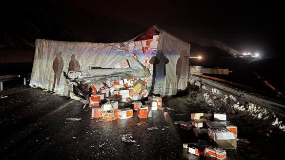 Erzincan-Sivas kara yolunda t�r devrildi