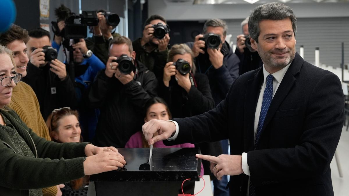 Portekiz'de iktidar el de�i�tirdi... Muhalefetin aday� Seguro cumhurba�kan� se�ildi