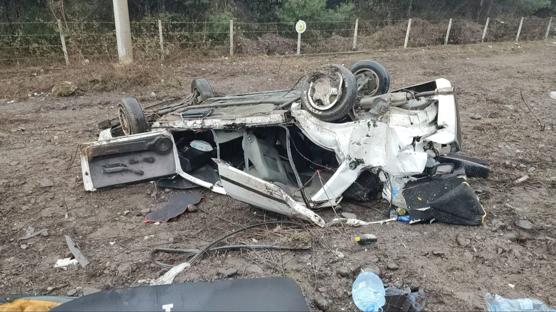 Samsun'da kontrolden ��kan otomobil yol kenar�na devrildi