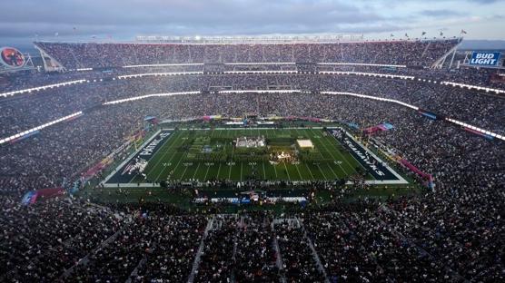 Trump'tan Super Bowl'un devre aras� �ovuna sert tepki