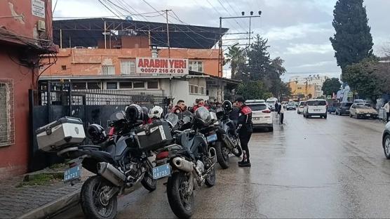 Eski i� yerini bast�, rastgele kur�un ya�d�rd�: 4 ki�i yaraland�