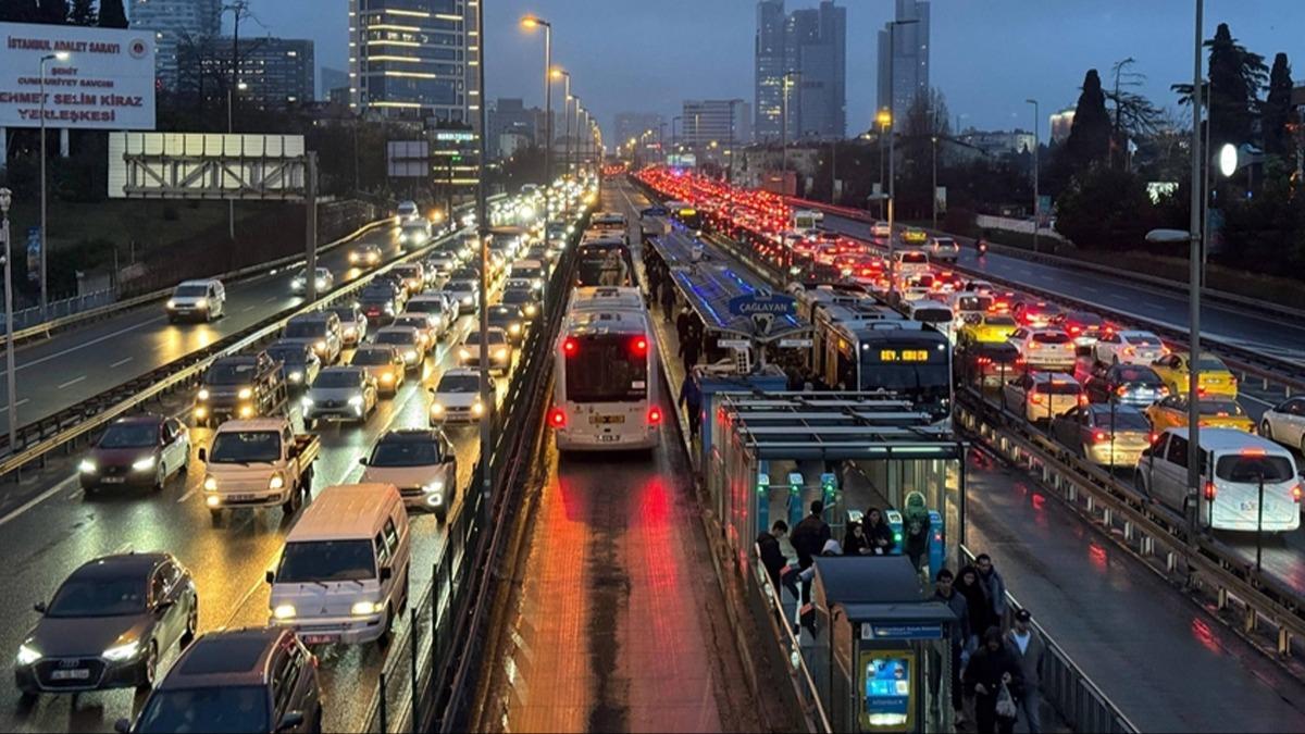 �stanbul'da trafik �ilesi! Yo�unluk y�zde 80'e y�kseldi