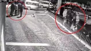 K���k�ekmece'de sokak ortas�nda deh�et: Polis memuru ve e�i darp edildi