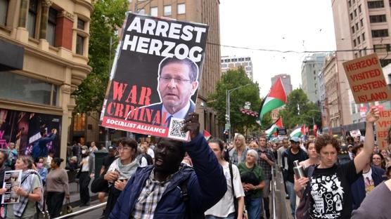 Soyk�r�mc� �srail Cumhurba�kan�na protesto �oku... Binlerce ki�i g�steriye kat�ld�