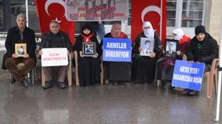 Ac�l� anne da�a ka��r�lan o�luna seslendi: Sizi kand�rm��lar, teslim olun