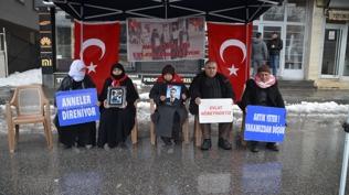 Ac�l� anne da�a ka��r�lan o�luna seslendi: Sizi kand�rm��lar, teslim olun