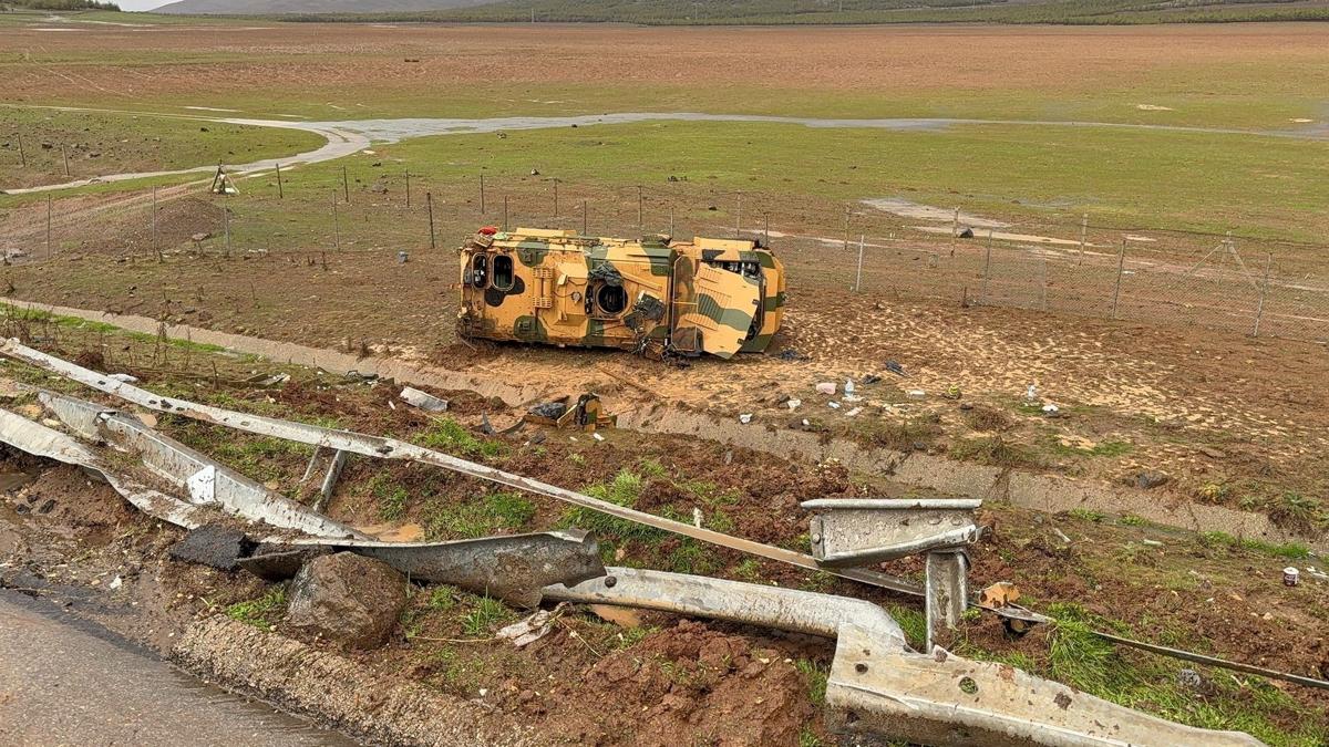 Askeri ara� kontrolden ��kt�: Yaral� askerler tedavi alt�nda