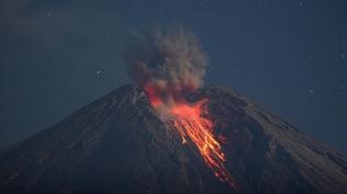 Endonezya'da yanarda� alarm�: Semeru pe� pe�e patlad�