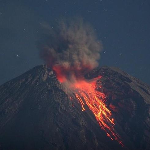 Endonezya'da yanarda� alarm�: Semeru pe� pe�e patlad�