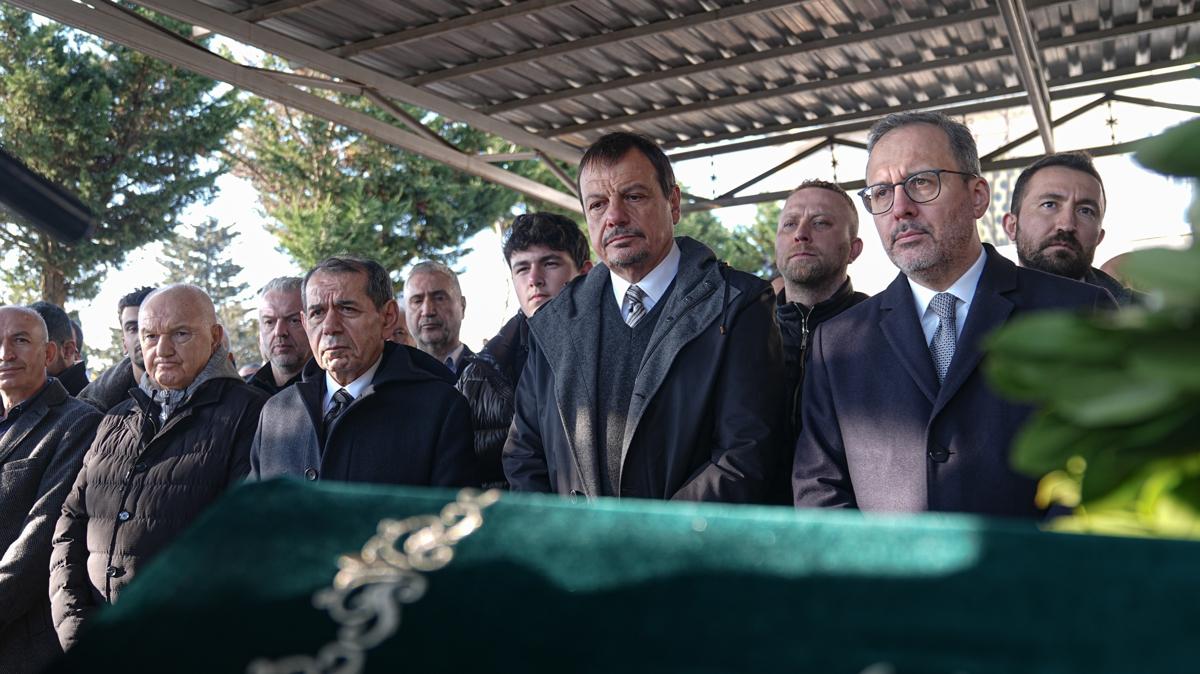 Ergin Ataman'�n annesi topra�a verildi