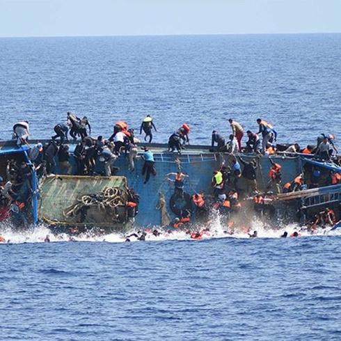 G��menleri ta��yan tekne alabora oldu: Can kay�plar� var