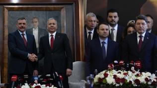 �ki Bakanl�kta bayrak de�i�imi