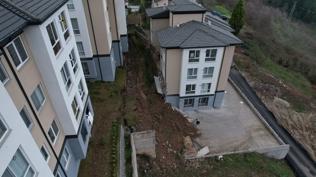 �stinat duvar� devrildi, onlarca ki�i tahliye edildi