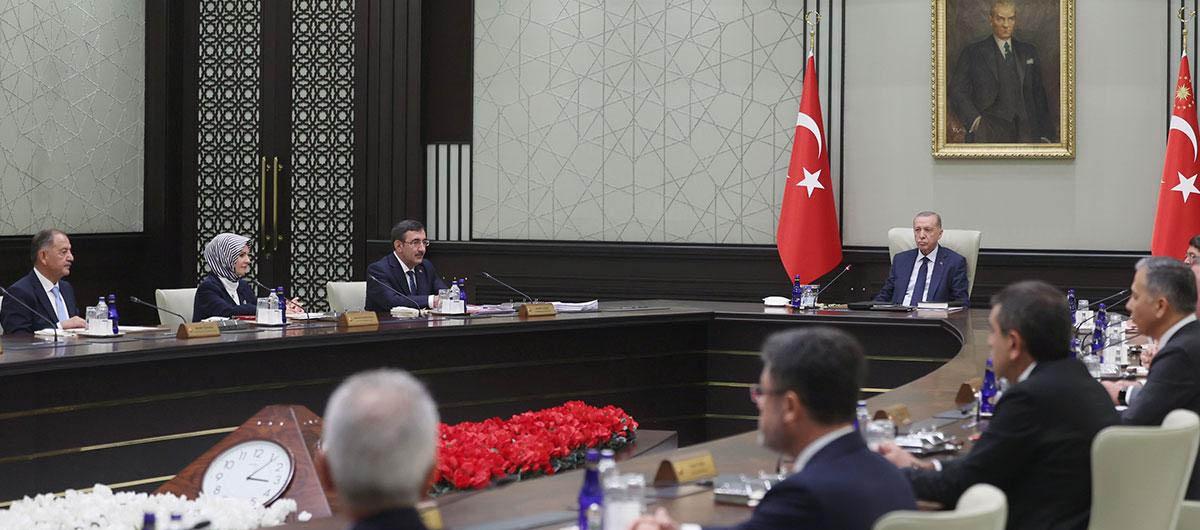 Cumhurba�kan� Erdo�an imzalad�... Kabinede iki bakan de�i�ti!