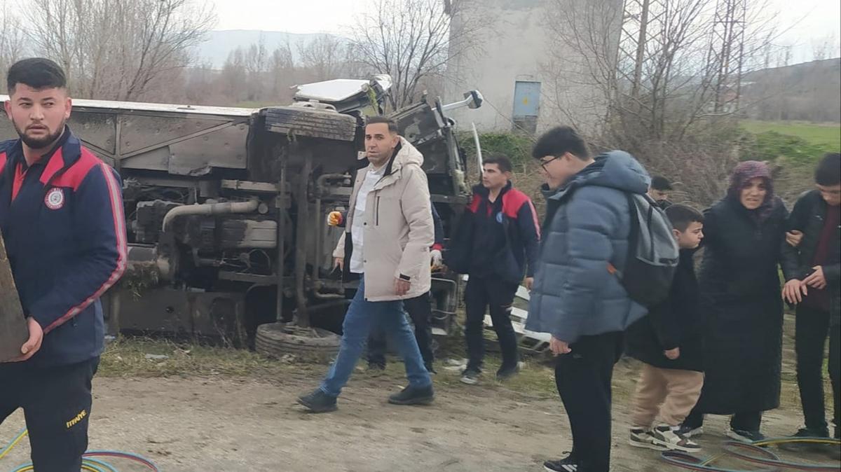 Tokat'ta ��renci servisi otomobille �arp��t�: �ok say�da yaral� var