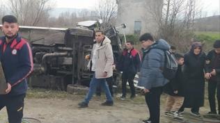 Tokat'ta ��renci servisi otomobille �arp��t�: �ok say�da yaral� var