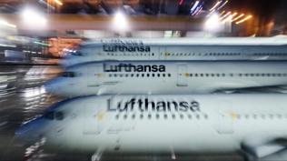 Almanya'da havayolu ula��m� fel�: En az 69 bin yolcu etkilendi