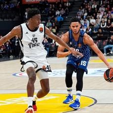 Anadolu Efes, Virtus Bologna'y� farkl� ge�ti