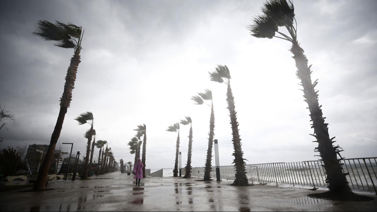 Antalya'da f�rt�na alarm�: 7 il�ede e�itime 1 g�n ara