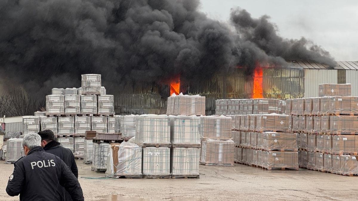Bal�kesir'de yap� malzemeleri deposunda yang�n: Ekipler m�dahale ediyor