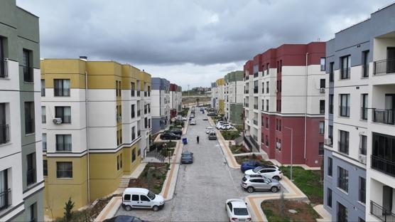 Deprem konutlar�nda y�zler g�l�yor