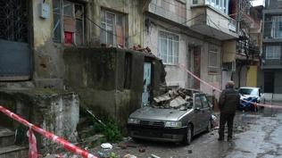 �zmir'de iki balkon ��kt�: Otomobiller zarar g�rd�