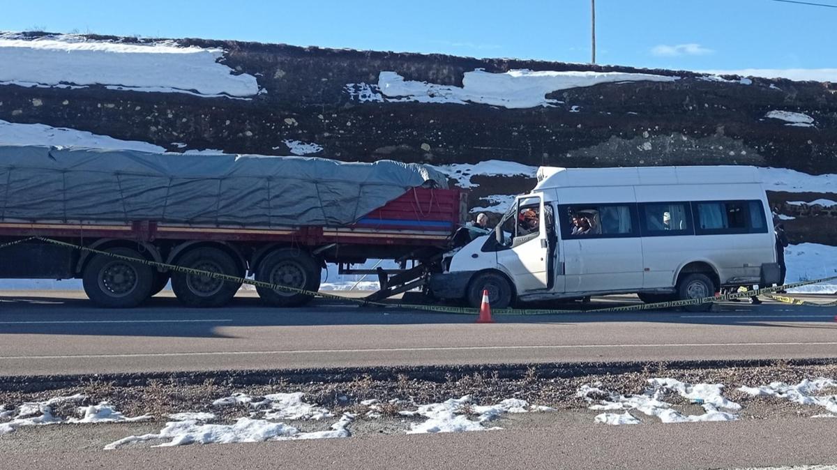 Okul servisi t�rla �arp��t�: �l� ve yaral�lar var