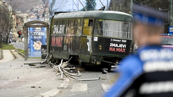 Saraybosna'da facia: Raydan ��kan tramvay yolcular�n aras�na dald�