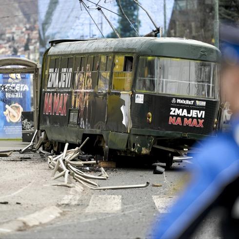 Saraybosna'da facia: Raydan ��kan tramvay yolcular�n aras�na dald�