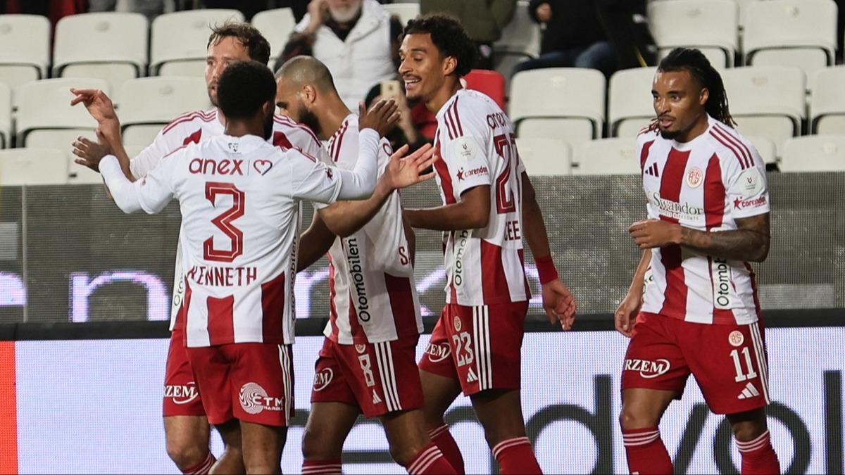 Antalyaspor, Samsunspor'u 3 golle ge�ti
