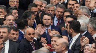 CHP'nin TBMM'deki provokasyonu! Bakan G�rlek: Kuliste herkes el s�k��t�, sonras�nda olaylar ger�ekle�ti