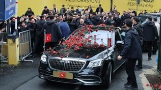 Cumhurba�kan� Erdo�an karanfillerle kar��land�