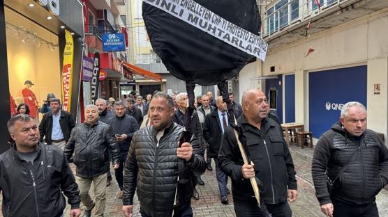 Muhtarlardan siyah çelenkli protesto