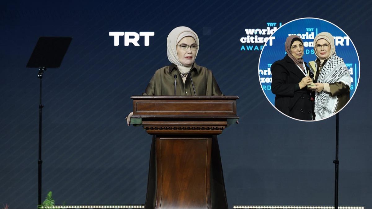 Filistin kefiyesini Emine Erdoğan'ın omzuna koydu