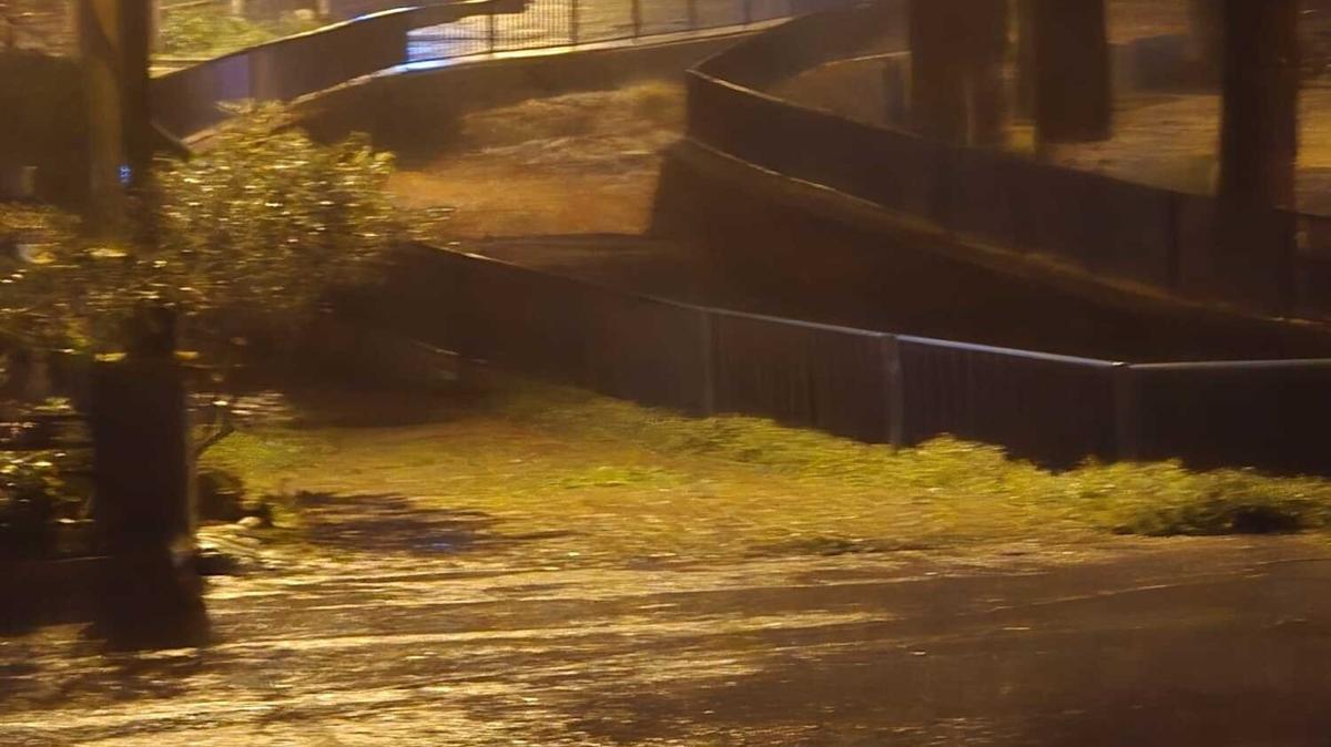 Yeni Fo�a'y� su bast�, ara�lar i�inde kald�