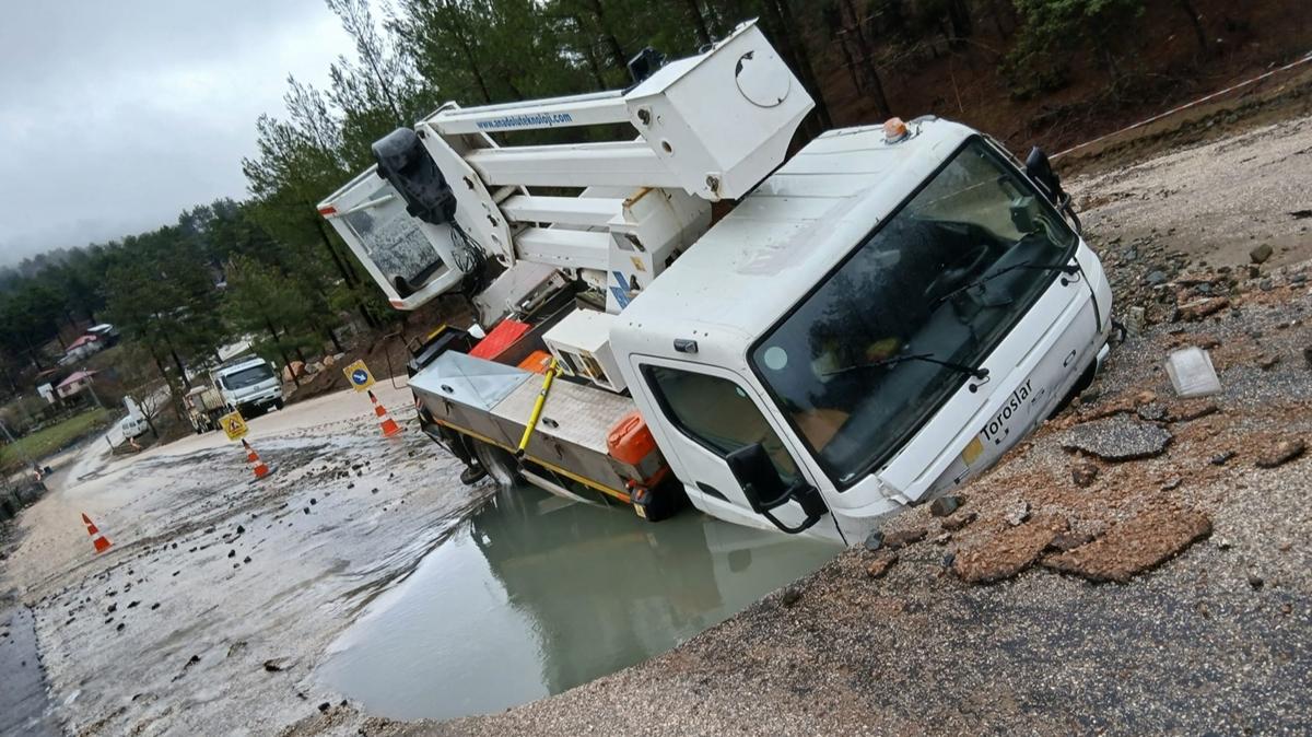 Adana'da ilgin� kaza: Patlayan su borusunun olu�turdu�u �ukura d��t�