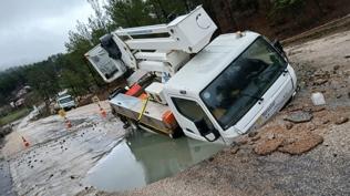 Adana'da ilginç kaza: Patlayan su borusunun oluşturduğu çukura düştü