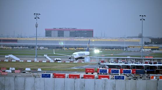 Antalya ��k��l� u�u�ta kriz! Yolcular yumruk yumru�a kavga etti