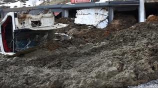 Bitlis'te felaketin eşiğinden dönüldü: Heyelan iş yerlerini yuttu