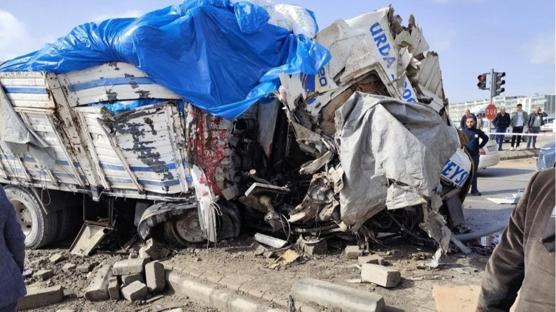 Freni patlayan kamyon deh�et sa�t�! S�r�c� �ld�, 3 yaral�