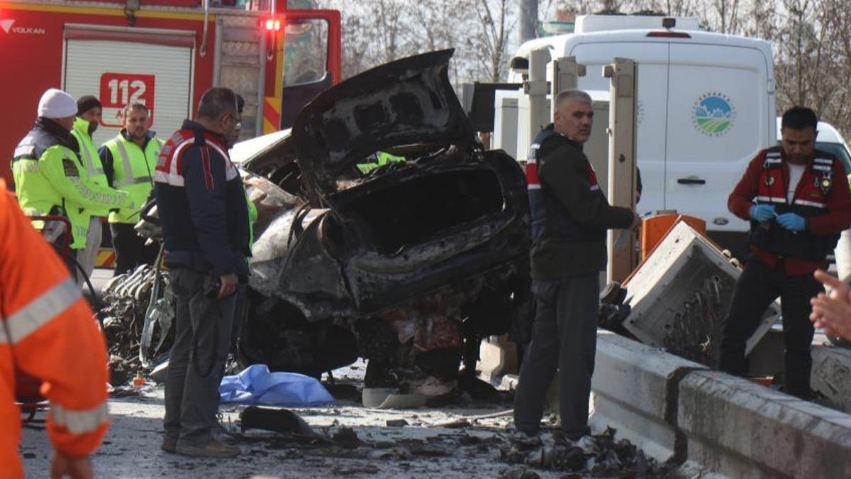 Otoyolda can pazar�! Gi�elere saplanan ara�ta can verdi