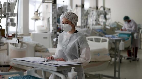 'Sa�l�kta g�venlik adres' diyerek y�ll�k rakam� a��klad�: Londra'da T�rkiye r�zgar�