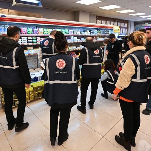 Bakanl�k sekt�r devleriyle el s�k��t�